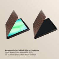 Selencia Sabi Klapphülle mit Leopardenmuster Samsung Galaxy Tab A11 Plus - Mocha Brown