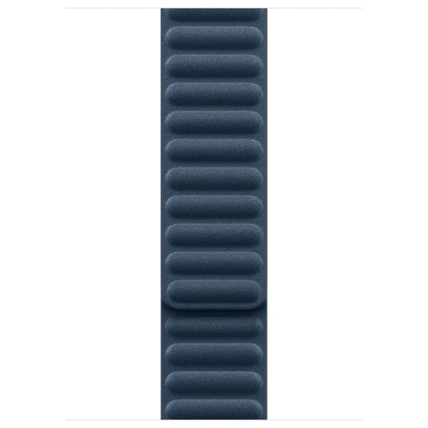 Apple Armband mit Magnetverschluss FineWoven für die Apple Watch Series 1 bis 10 / SE / Ultra (2) (44/45/46/49 mm) - Größe S/M - Baltic Blue