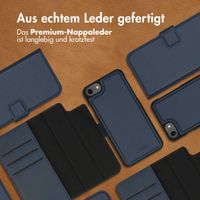 Accezz Premium Leather 2 in 1 Klapphülle für das iPhone SE (2022 / 2020) / 8 / 7 / 6(s) - Dunkelblau