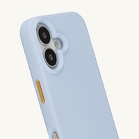Selencia Rivièra MagSafe Backcover mit abnehmbaren Haken für das Apple iPhone 16 - Powder Blue + Bold Chain Handykette - Gold