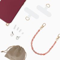 Selencia Rivièra MagSafe Backcover mit abnehmbaren Haken für das Apple iPhone 17 Pro - Bold Burgundy + Sorbet Pop Handykette - Pink