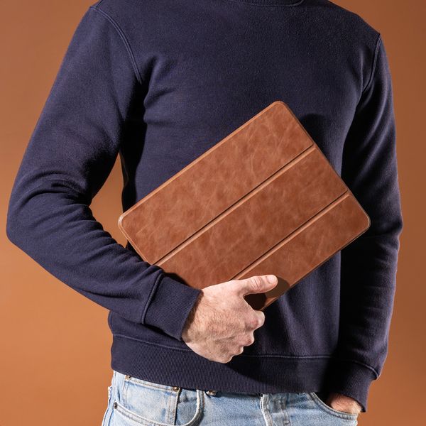 Accezz Leder Trifold Klaphülle Apple iPad Pro 11 (2025) M5 / (2024) M4 - Cognac