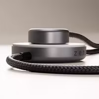 Zens Pro 2 kabelloses Ladegerät für Telefon / Earbuds / Apple Watch - MagSafe und Qi2 - Schwarz