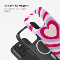 Selencia Vivid Tough Back Cover MagSafe für das iPhone 15 Pro - Double Hearts Rubine Red Lilac