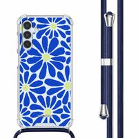 imoshion Design Hülle mit Band für das Samsung Galaxy A15 (5G/4G) - Cobalt Blue Flowers Connect