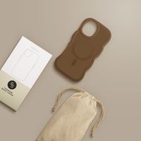 Selencia Wavy Backcover mit MagSafe Apple iPhone 17 - Mocha Brown
