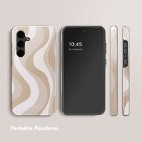 Selencia Vivid Tough Back Cover für das Samsung Galaxy S24 FE - Desert Waves Beige