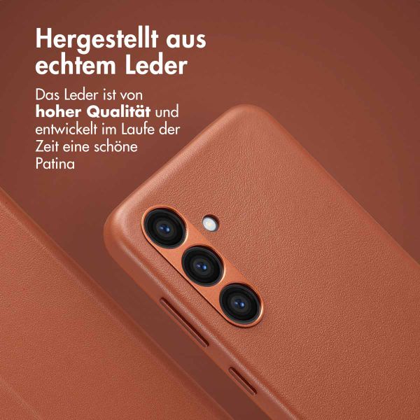 Accezz 2-in-1 Klapphülle aus Leder mit MagSafe für das Samsung Galaxy S24 - Sienna Brown