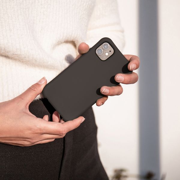 imoshion Color Backcover mit abnehmbarem Handykette und MagSafe Apple iPhone 12 (Pro) - Black Coffee