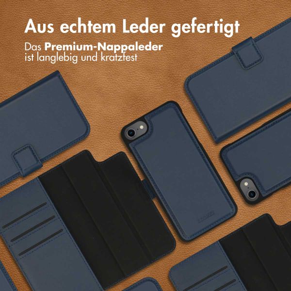 Accezz Premium Leather 2 in 1 Klapphülle für das iPhone SE (2022 / 2020) / 8 / 7 / 6(s) - Dunkelblau