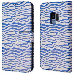 imoshion ﻿Design Klapphülle für das Samsung Galaxy S9 - White Blue Stripes