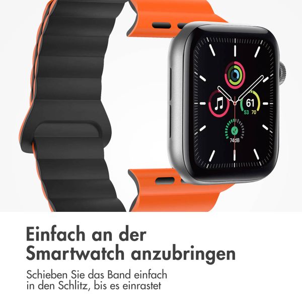 imoshion Silikon-Magnetarmband für die Apple Watch Apple Watch Series 1 bis 10 / SE / Ultra (2) (44/45/46/49 mm) - Orange / Schwarz