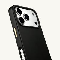 Selencia Rivièra MagSafe Backcover mit abnehmbaren Haken für das Apple iPhone 17 Pro - Velvet Black + Sleek Chain Handykette - Gold