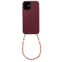 Selencia Rivièra MagSafe Backcover mit abnehmbaren Haken für das Apple iPhone 12 / 12 Pro - Bold Burgundy + Sorbet Pop Handykette - Pink