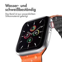 imoshion Magnetisches Silikonarmband für das  Apple Watch Series 1 t/m 9 / SE (38/40/41 mm) | Series 10 / 11 (42 mm) - Oranje & Zwart / Orange & Black