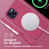 imoshion Color Backcover mit abnehmbarem Handykette und MagSafe Apple iPhone 15 - Raspberry