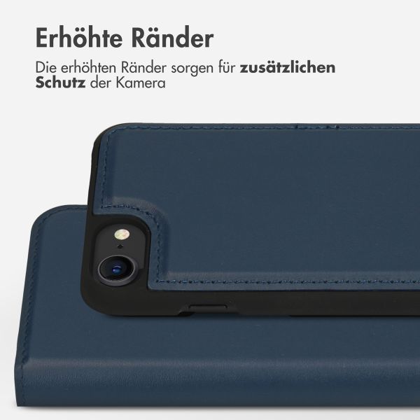 Accezz Premium Leather 2 in 1 Klapphülle für das iPhone SE (2022 / 2020) / 8 / 7 / 6(s) - Dunkelblau