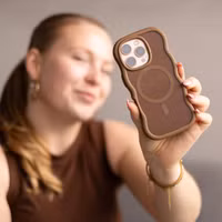 Selencia Wavy Backcover mit MagSafe Apple iPhone 17 Pro - Mocha Brown