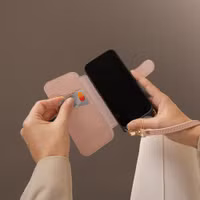 Selencia Riva Bookcase mit MagSafe und Handgelenkband Apple iPhone 16 - Old Pink