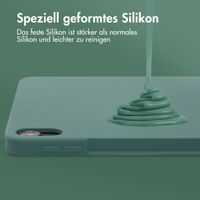 Accezz Liquid Silicone Back Cover mit Stifthalter für das iPad Air 11 Zoll (2025) M3 / (2024) M2 / Air 5 (2022) / Air 4 (2020) - Dunkelgrün