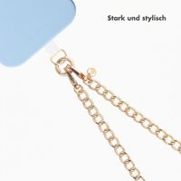 Selencia Rivièra MagSafe Backcover mit abnehmbaren Haken für das Apple iPhone 15 - Powder Blue + Bold Chain (130 cm) - Gold
