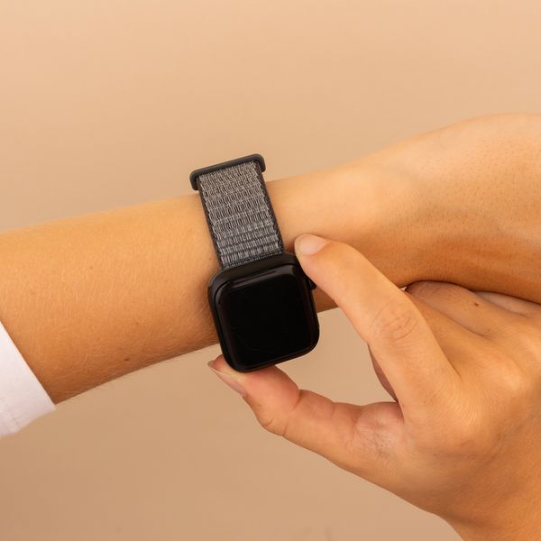 imoshion Nylonarmband für das  Apple Watch Series 1 t/m 9 / SE (38/40/41 mm) | Series 10 / 11 (42 mm) - Ash Green