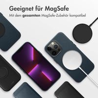 Accezz MagSafe Leather Backcover für das iPhone 13 Pro - Nightfall Blue