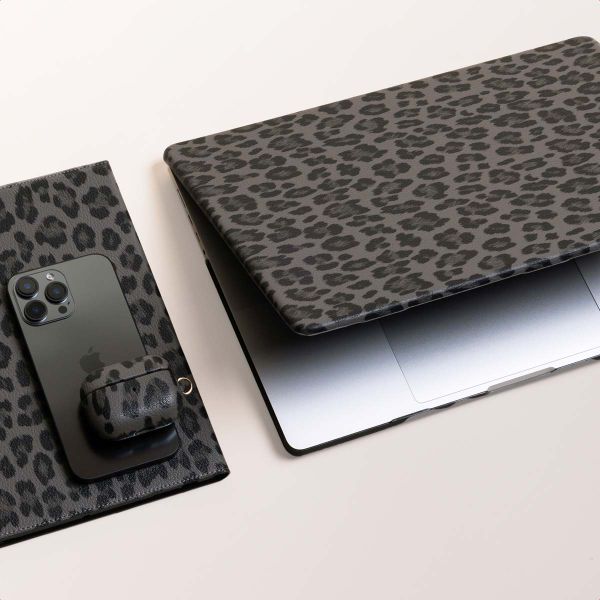 Selencia Sabi Laptop Cover Leopardenmuster Apple MacBook Pro 13 Zoll (2020 / 2022) - Midnight Black