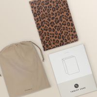 Selencia Sabi Klapphülle mit Leopardenmuster Samsung Galaxy Tab A11 Plus - Mocha Brown