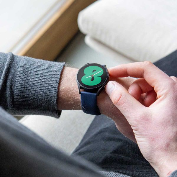 imoshion Silikonband für das  Fitbit Versa 4/ 3 / Sense (2) - Dunkelblau