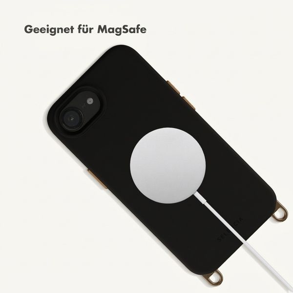 Selencia Rivièra MagSafe Backcover mit abnehmbaren Haken für das Apple iPhone 17e / 16e - Velvet Black + Sleek Chain (130 cm) - Gold