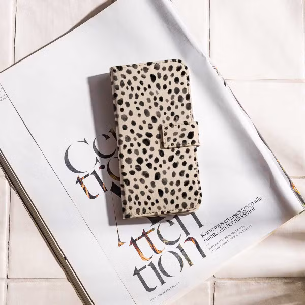 imoshion ﻿Design Klapphülle für das Apple iPhone SE (2022 / 2020) / 8 / 7 / 6(s) - Black And White Dots