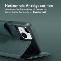 Accezz 2-in-1 Klapphülle aus Leder mit MagSafe für das Apple iPhone 15 - Cedar Green
