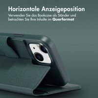 Accezz 2-in-1 Klapphülle aus Leder mit MagSafe für das iPhone 15 - Cedar Green