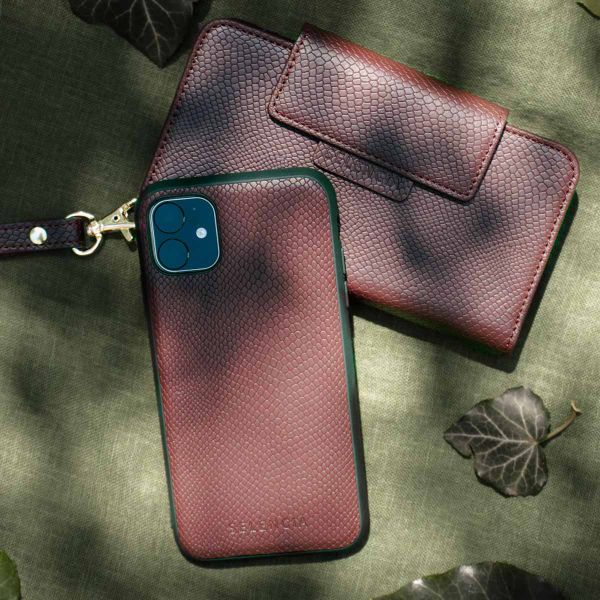 Selencia Llyr Klapphülle in Schlangenoptik mit herausnehmbarem Backcover Apple iPhone 13 Pro - Dunkelrot