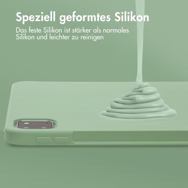 Accezz Liquid Silicone Back Cover mit Stifthalter für das iPad Pro 11 (2018/2020/2021/2022) - Hellgrün