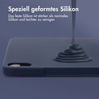 Accezz Liquid Silicone Back Cover mit Stifthalter für das iPad Air 11 Zoll (2025) M3 / (2024) M2 / Air 5 (2022) / Air 4 (2020) - Dunkelblau