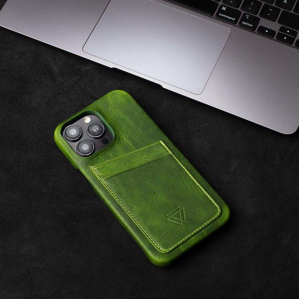 Wachikopa Full Wrap C.C. Back Cover mit 2 Kartenhaltern für das Apple iPhone 13 - Forest Green