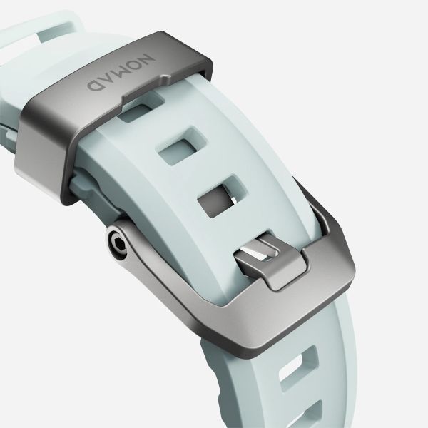 Nomad Rocky Point Armband für das  Apple Watch Series 1 t/m 11 / SE / Ultra (44/45/46/49 mm) - Icy Blue Glow TItanium