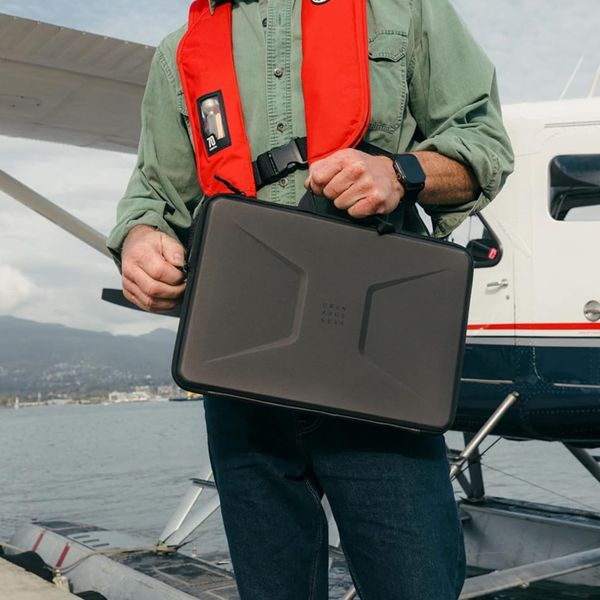 UAG Civilian Shock Laptop Hülle mit Griff 14 Zoll - Medium - Schwarz