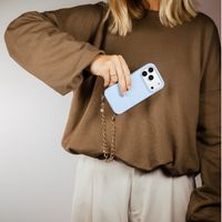 Selencia Rivièra MagSafe Backcover mit abnehmbaren Haken für das Apple iPhone 16 Pro - Powder Blue + Bold Chain Handykette - Gold