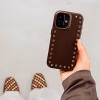 Selencia Studs Backcover mit MagSafe Apple iPhone 16 Pro - Cacao Crush