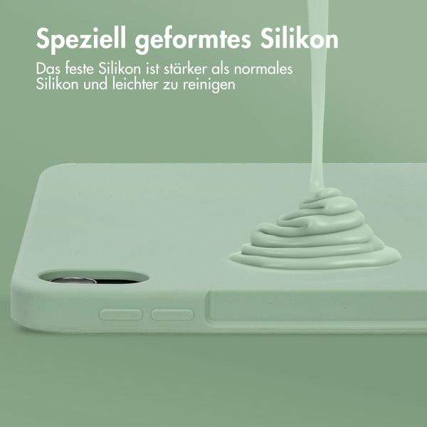 Accezz Liquid Silicone Back Cover mit Stifthalter für das iPad Air 11 Zoll (2025) M3 / (2024) M2 / Air 5 (2022) / Air 4 (2020) - Hellgrün