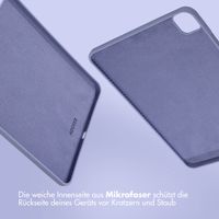 Accezz Liquid Silicone Back Cover mit Stifthalter für das iPad Pro 11 (2018/2020/2021/2022) - Lila