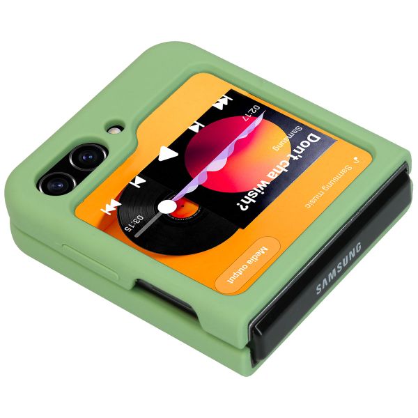 Accezz Liquid Silikoncase für das Samsung Galaxy Z Flip 5 - Grün