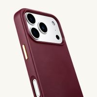 Selencia Rivièra Backcover mit MagSafe mit abnehmbaren Haken Apple iPhone 17 Pro - Bold Burgundy