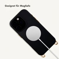 Selencia Rivièra MagSafe Backcover mit abnehmbaren Haken für das Apple iPhone 16 Pro - Velvet Black + Sleek Chain (130 cm) - Gold