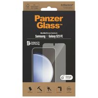 PanzerGlass Ultra-Wide Fit Antibakterieller Displayschutz mit Applikator für das Samsung Galaxy S23 FE